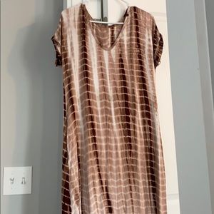 Maxi dress with cuffed sleeves
